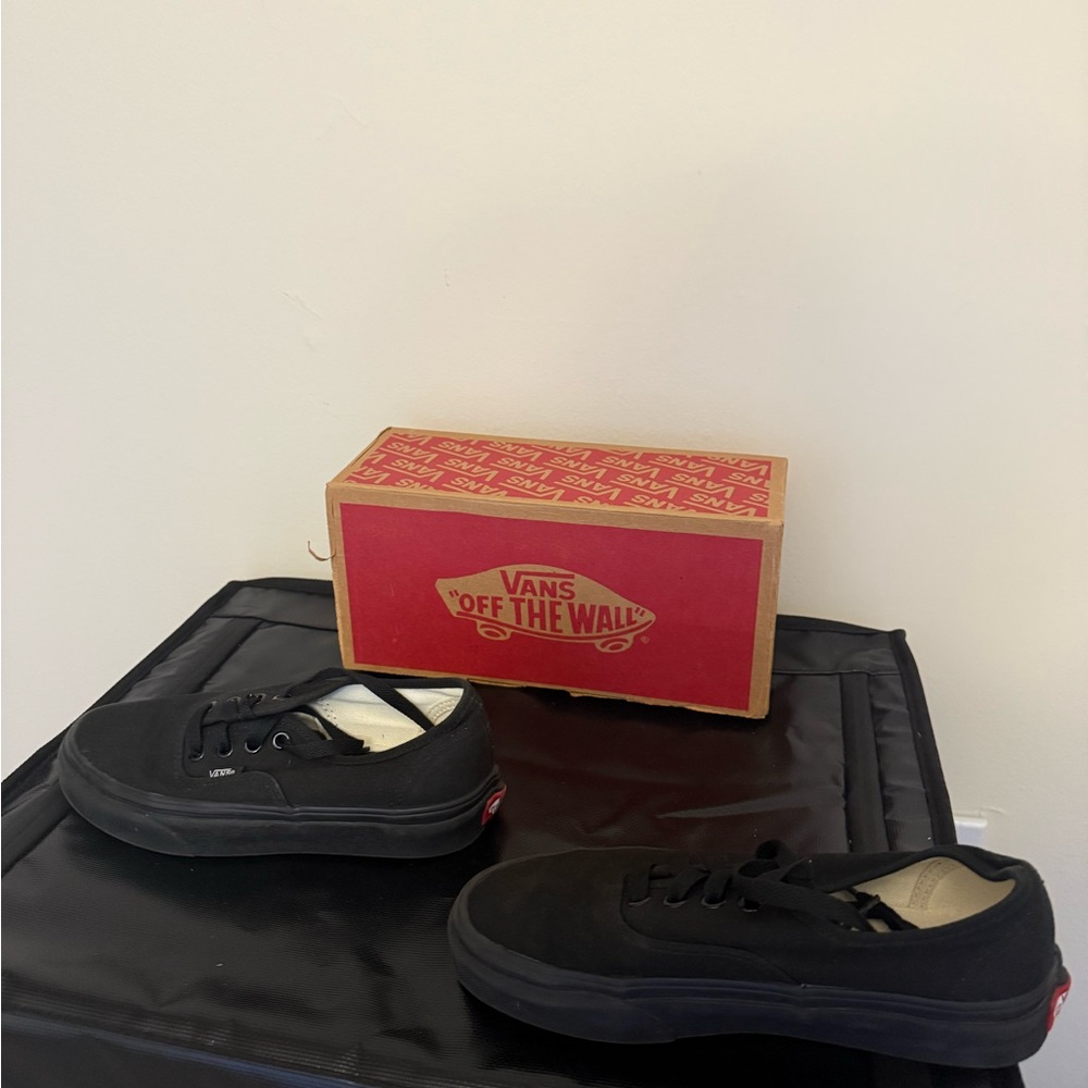 Vans Classic Authentic Low-Top Sneakers in Black girls size 4.5